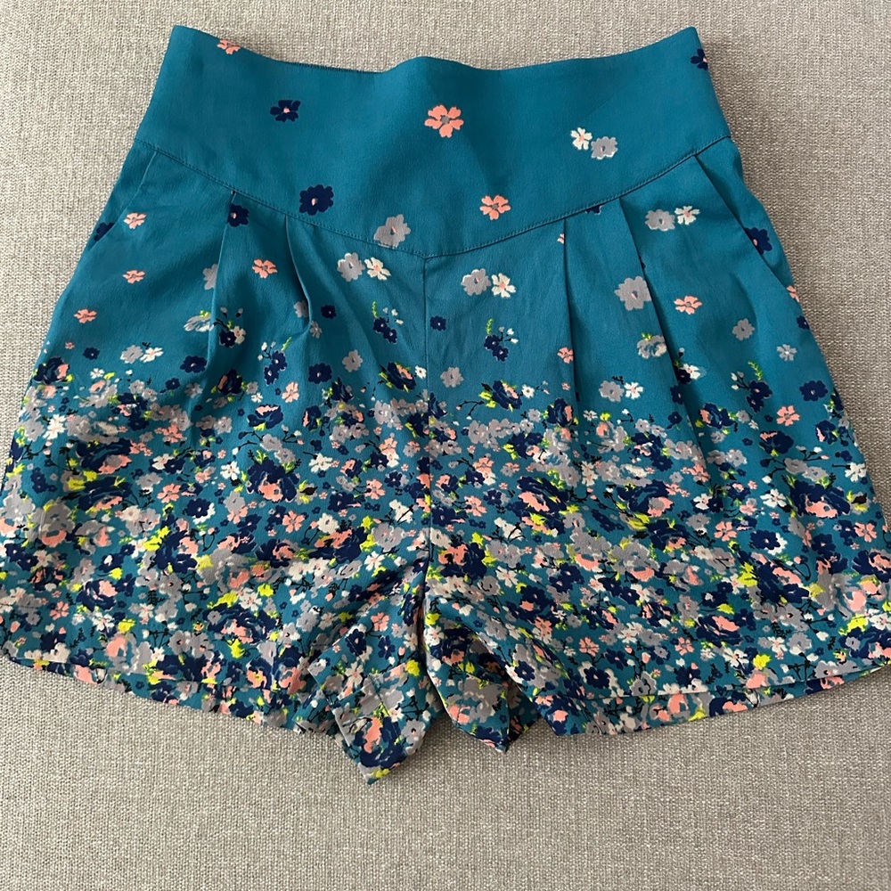 Kimchi Blue shorts - size small - blue floral